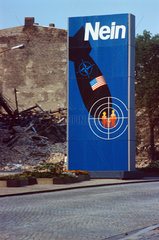 Berlin  DDR  Plakat gegen den NATO Doppelbeschluss vor einem zerstoertem Haus