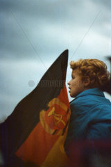 Berlin  DDR  Kind mit Nationalfahne am Jahrestag der DDR