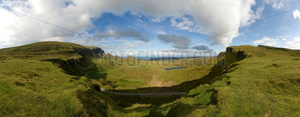 Duntulm  Grossbritannien  der Gebirgszug Quiraing an der Staffin Bay  Isle of Skye