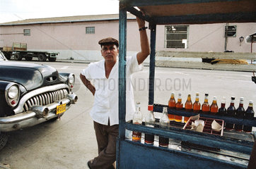 Havanna  Kuba  Mann verkauft Rum am an einem Stand am Strassenrand