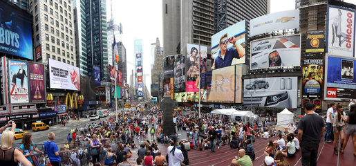 New York  USA  Menschen sitzen auf der roten Treppe am Times Square