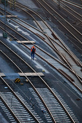 Hagen  Deutschland  Bahnmitarbeiter geht am Gueterbahnhof an Gleisen entlang