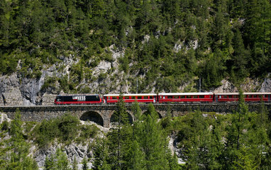 Preda  Schweiz  Rhaetische Bahn auf dem Weg von Preda nach Berguen
