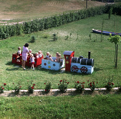 Limbach-Oberfrohna  DDR  Kinder spielen mit ihrer Erzieherin im Garten einer Kindertagesstaette