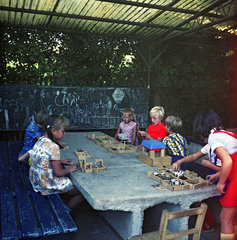 Weimar  DDR  Kinder spielen im Kindergarten mit Baukloetzchen
