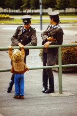 Berlin  DDR  ein kleiner Junge und Mitglieder der Grenztruppen der NVA