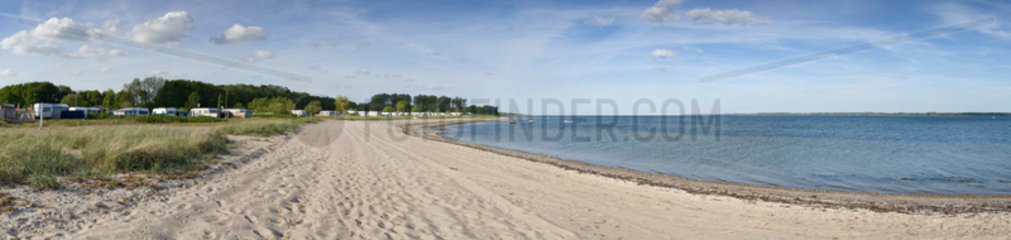 Eckernfoerde  Deutschland  Panoramaaufnahme eines menschenleeren Strandes