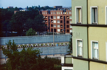 Berlin  DDR  Blick auf den Mauerstreifen in Richtung West-Berlin