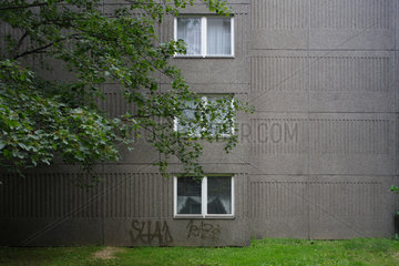 Berlin  Deutschland  Fassade mit drei Fenstern in einem Wohnhaus am Wildmeisterdamm