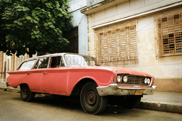 Cienfuegos  Kuba  roter Ford Fairlane aus den 60er Jahren
