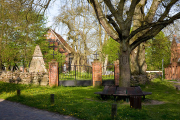 Carwitz  Deutschland  die Kirche mit Friedhof in der Gemeinde Crawitz