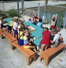 Berlin  DDR  Kinder spielen im Kindergarten mit Baukloetzchen