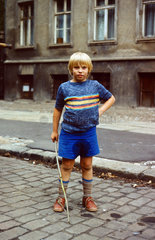 Berlin  DDR  Junge auf der Strasse posiert stolz vor der Kamera