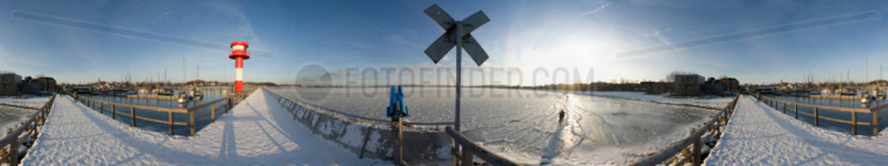 Eckernfoerde  Deutschland  verschneite Hafenmole und die von Eis bedeckte Ostsee