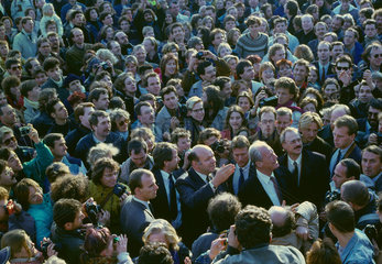 Berlin  Deutschland  Willy Brandt und Walter Momper vor dem Brandenburger Tor