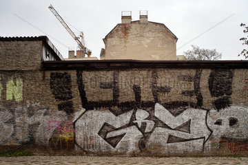 Berlin  Deutschland  mit Graffiti bespruehte Grundstuecksmauer in Berlin-Lichtenberg