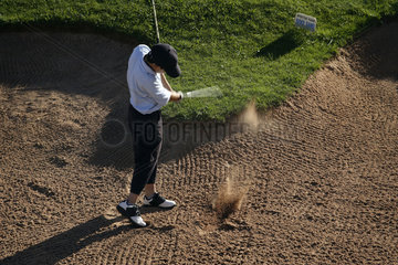 Santo da Serra  Portugal  junger Golfspieler am Golfplatz
