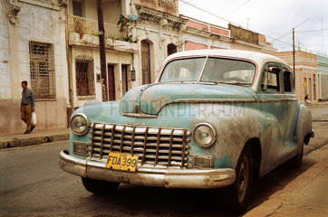 Cienfuegos  Kuba  hellblauer Dodge Coronet aus den 50er Jahren