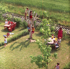 Callenberg  DDR  Kinder spielen in einem Kindergarten im Freien