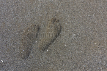 Aci Trezza  Italien  Fussabdruecke im Sand