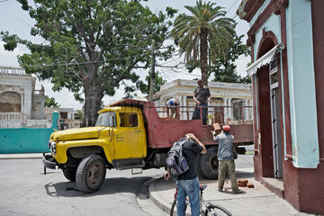 Santiago de Cuba  Kuba  Mitglieder einer Baubrigade laden Backsteine von einem sowjetischen LKW