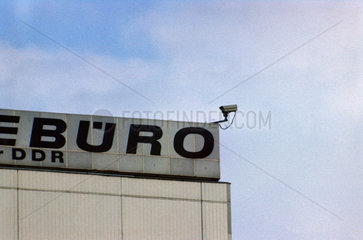 Berlin  DDR  Ueberwachungskamera an einer Hausfassade