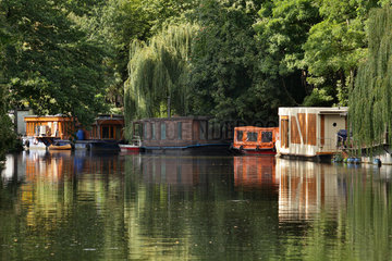 Berlin  Deutschland  Hausboote am Tiergartenufer
