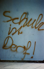 Berlin  DDR  Spruch -Schule ist doof!- auf einer Hauswand