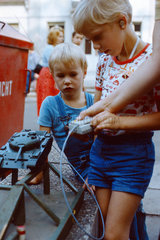Berlin  DDR  Junge spielt auf dem Pankefest mit einem Spielzeugpanzer
