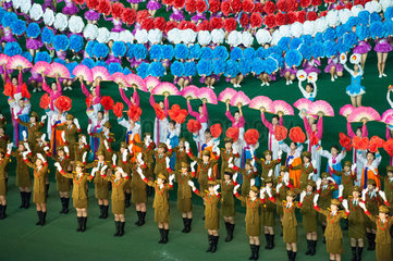 Pjoengjang  Nordkorea  Taenzer und Akrobaten beim Arirang-Festival