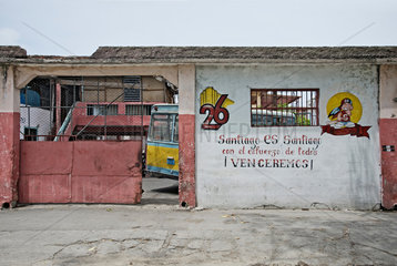 Santiago de Cuba  Kuba  eine Gewerbezone  sozialistische Sprueche an einer Wand