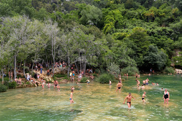 Lozovac  Kroatien  Besucher baden an den Wasserfaellen im Nationalpark Krka