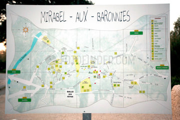 Mirabel-aux-Baronnies  Frankreich  eine Tafel mit dem Stadtplan