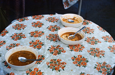 Berlin  DDR  teils geleerte Teller mit Gulaschsuppe auf einem Tisch