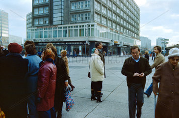 Berlin  DDR  Menschen auf dem Alexanderplatz