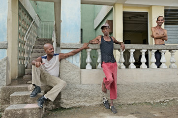 Santiago de Cuba  Kuba  einheimische Maenner im Armenstadteil San Pedrito