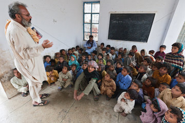 Chabakpur  Pakistan  Jungen in der Dorfschule