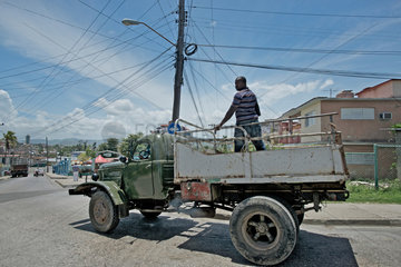 Santiago de Cuba  Kuba  ein Mann steht auf der Ladeflaeche eines Lasters