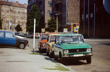 Berlin  DDR  Autos der Fahrschule in der Mielerstrasse