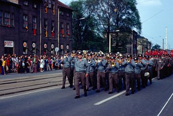 Gotha  DDR  Volkspolizeiorchester beim Festumzug zur 1200-Jahr-Feier der Stadt Gotha