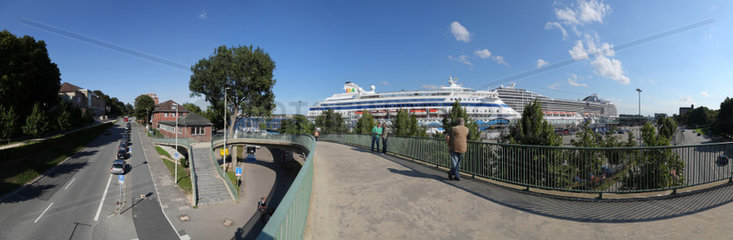 Kiel  Deutschland  Kreuzfahrtschiffe liegen am Ostseekai nahe der Innenstadt
