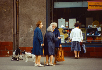 Berlin  DDR  alte Frauen unterhalten sich auf der Strasse