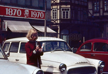 Memleben  DDR  Strassenszene  Frau steht neben einem Skoda