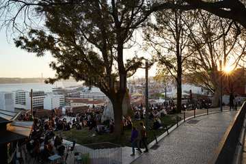 Lissabon  Portugal  Menschen auf dem Miradouro de Santa Catarina