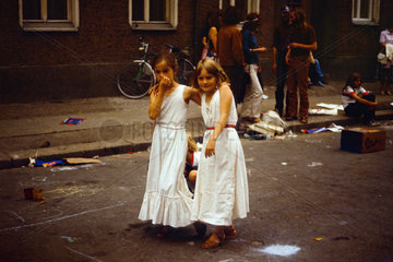 Berlin  DDR  Maedchen in weissen Kleidern auf einer Strasse