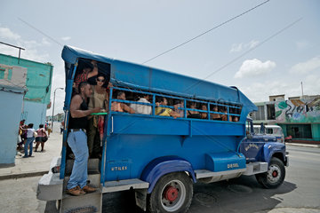 Santiago de Cuba  Kuba  ein voll besetzter  privater LKW-Bus