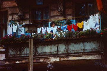 Berlin  DDR  eine Frau haengt ihre frisch gewaschene Waesche auf dem Balkon auf