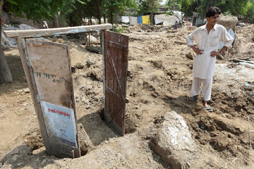 Charsadda  Pakistan  ein Mann steht vor dem Rest seines Hauses nach der Hochwasserkatastrophe