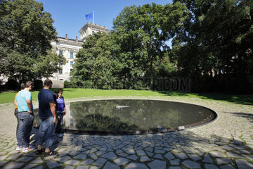 Berlin  Deutschland  Passanten am Sinti und Roma Denkmal in Berlin-Tiergarten