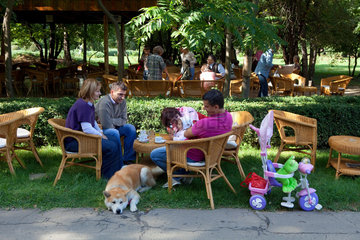 Bukarest  Rumaenien  Sonntagsausflug  eine Familie sitzt im Park